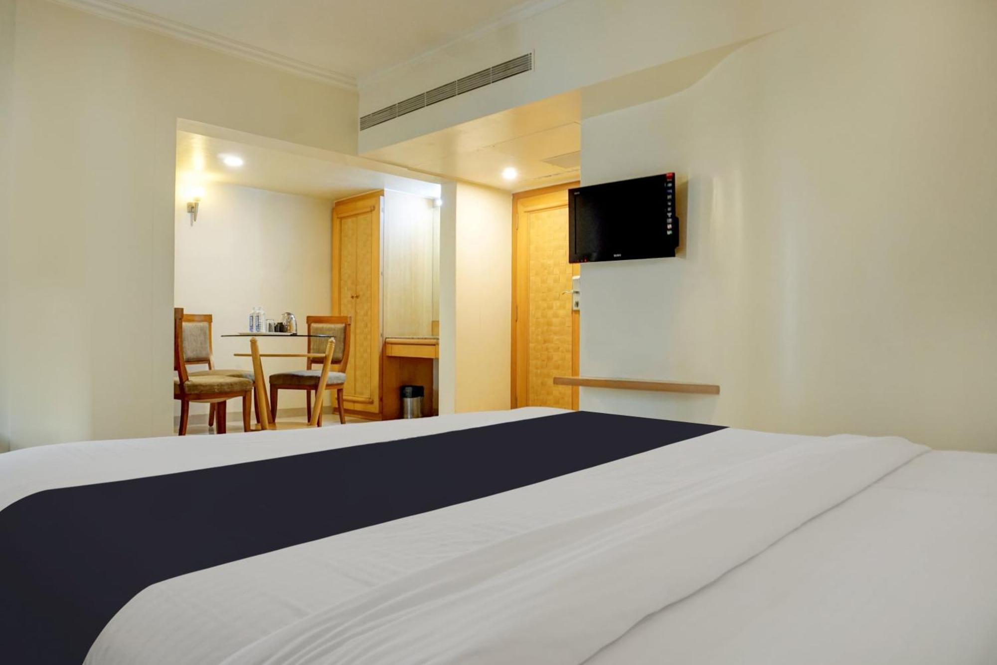 Townhouse Oak Orchard Hotel Pune Exteriör bild