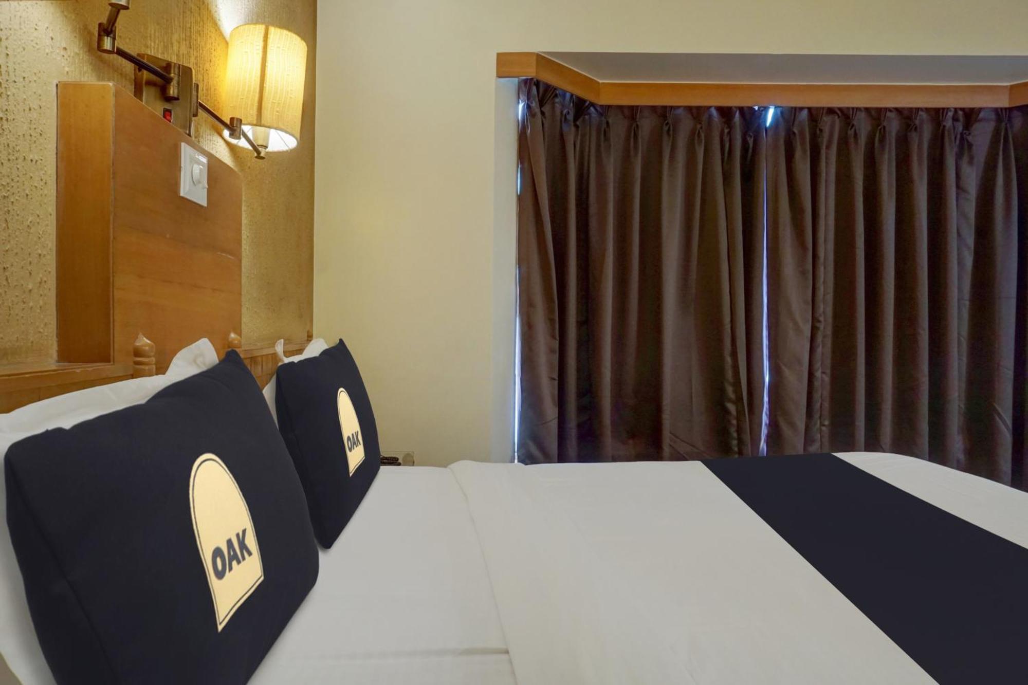 Townhouse Oak Orchard Hotel Pune Exteriör bild